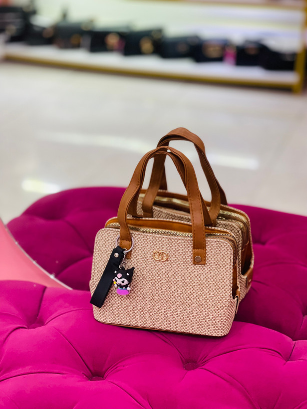 کیف زنانه قهوهای با بافت پارچهای و دسته چرمی عسلی – کد 157