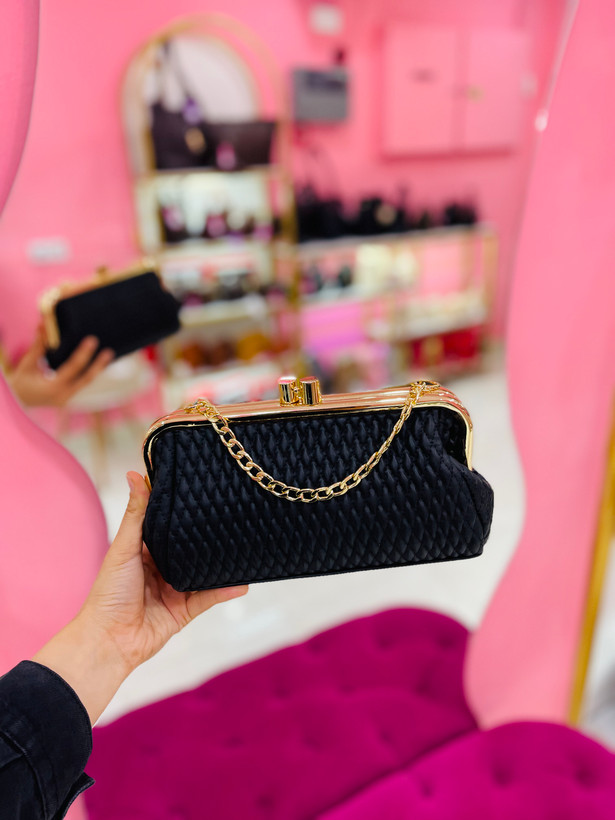 کیف زنانه چرمی مشکی طرح لوزی با فریم طلایی – کد 382