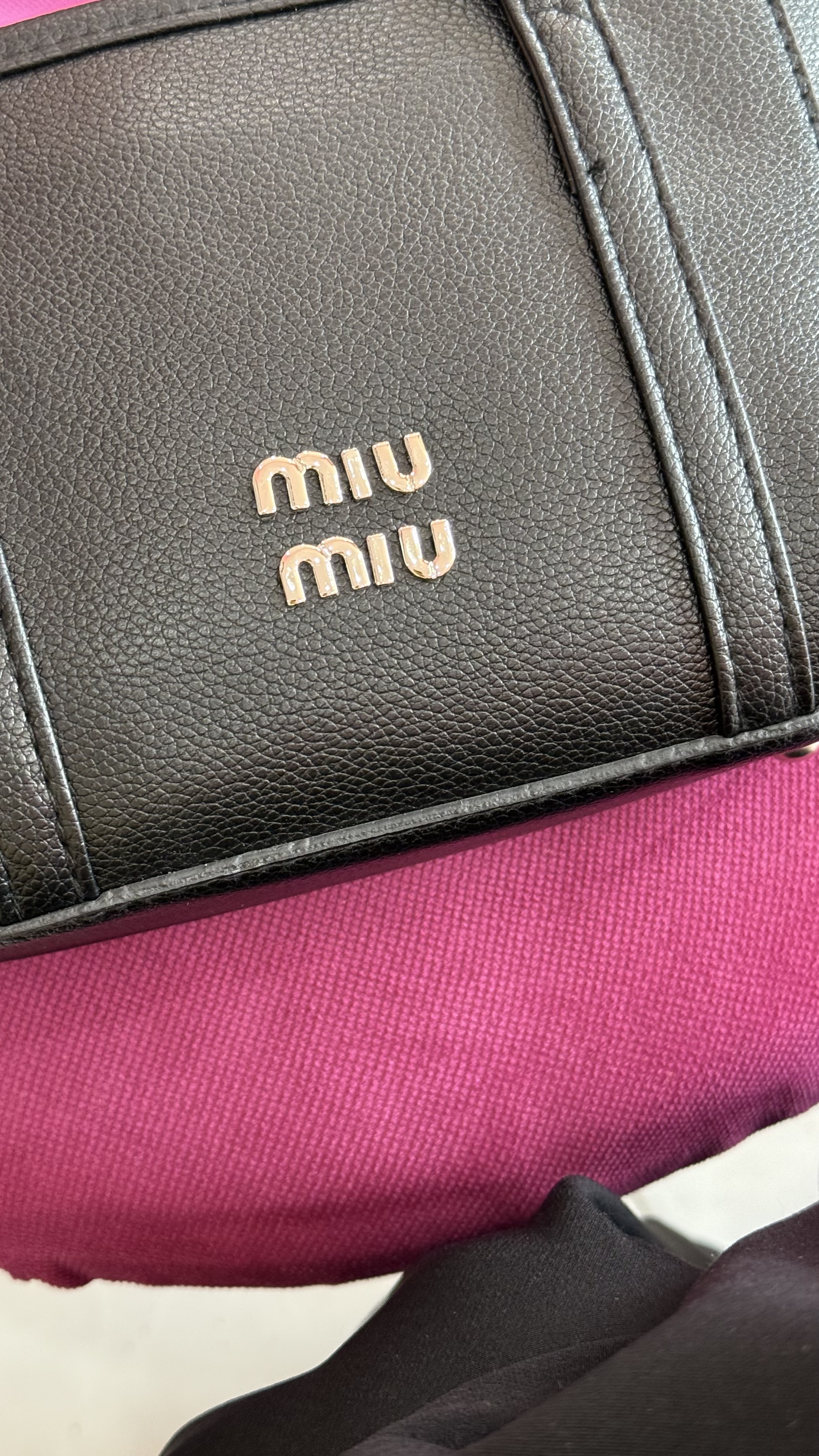 کیف زنانه چرمی مشکی MIU MIU با کیف گرد همراه – کد 281
