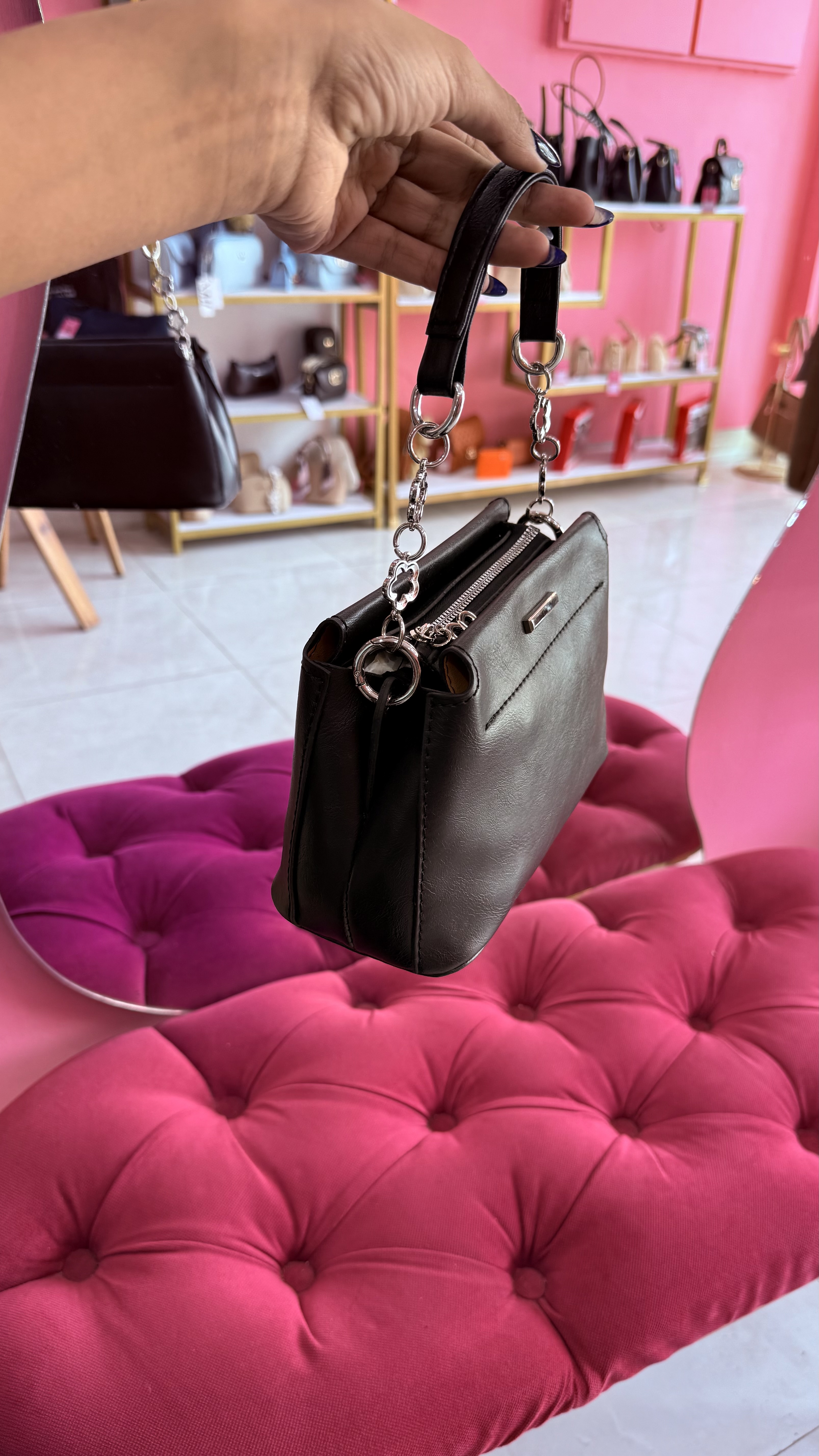 کیف زنانه چرمی مشکی با بند زنجیری گلدار – کد 270