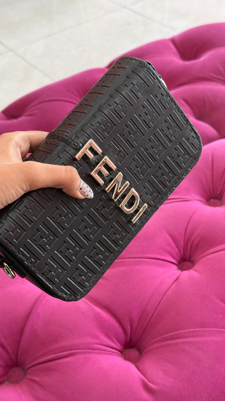 کیف زنانه چرمی مشکی FENDI با لوگوی برجسته – کد 271