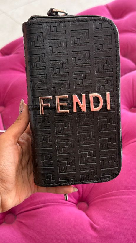 کیف زنانه چرمی مشکی FENDI با لوگوی برجسته – کد 271