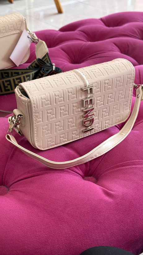 کیف زنانه چرمی مشکی FENDI با لوگوی برجسته – کد 271