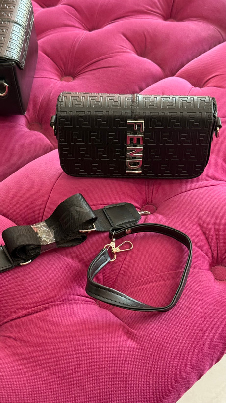کیف زنانه چرمی مشکی FENDI با لوگوی برجسته – کد 271