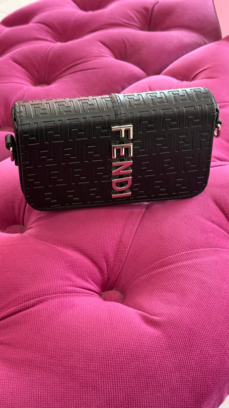 کیف زنانه چرمی مشکی FENDI با لوگوی برجسته – کد 271