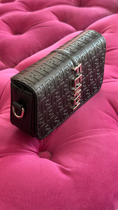 کیف زنانه چرمی مشکی FENDI با لوگوی برجسته – کد 271