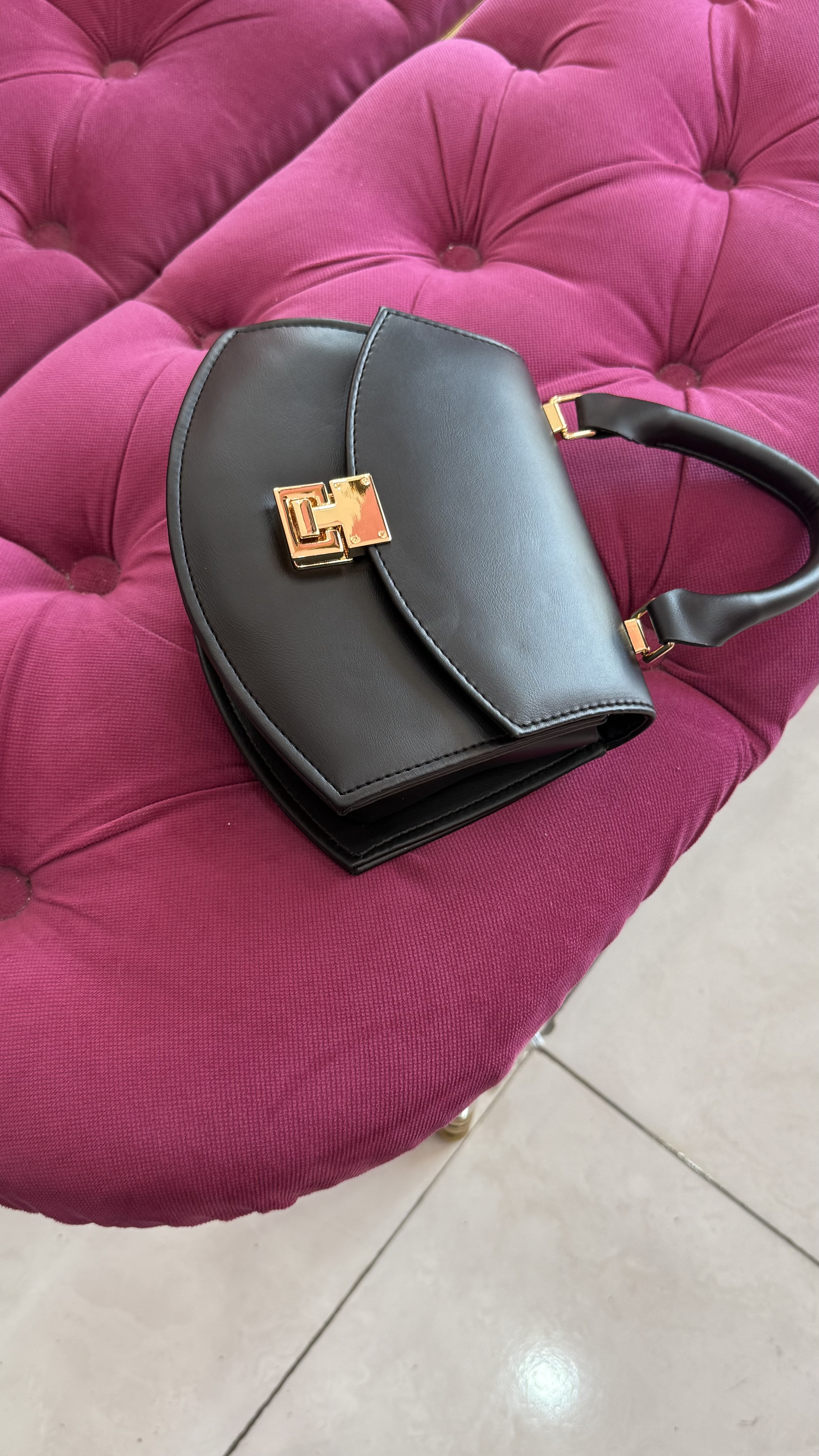 کیف زنانه چرمی مشکی قفلدار کلاسیک – کد 332