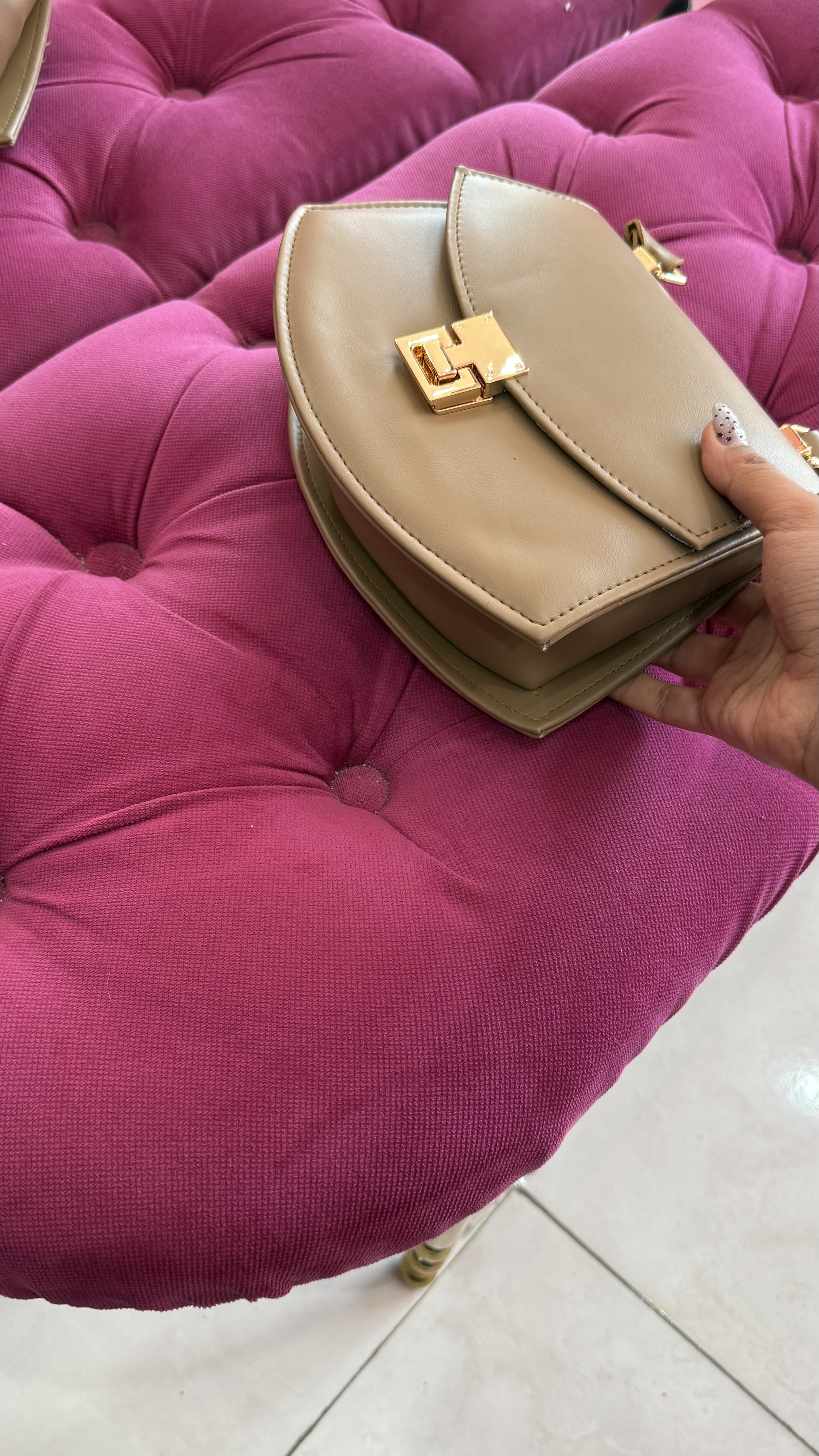 کیف زنانه چرمی مشکی قفلدار کلاسیک – کد 332