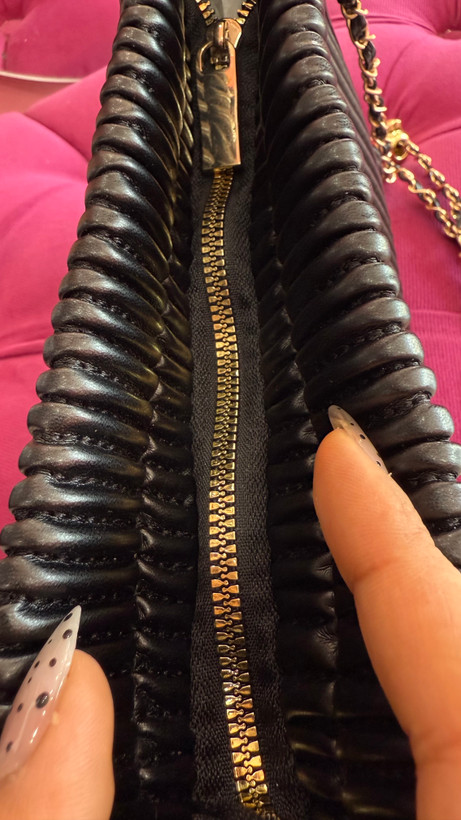 کیف دستی زنانه چرمی مشکی با طرح چیندار و بند زنجیری مدل ۲۷۲