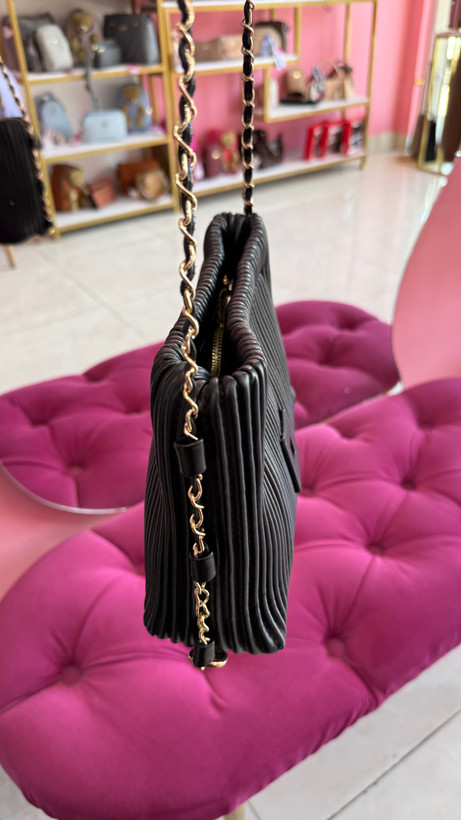 کیف دستی زنانه چرمی مشکی با طرح چیندار و بند زنجیری مدل ۲۷۲