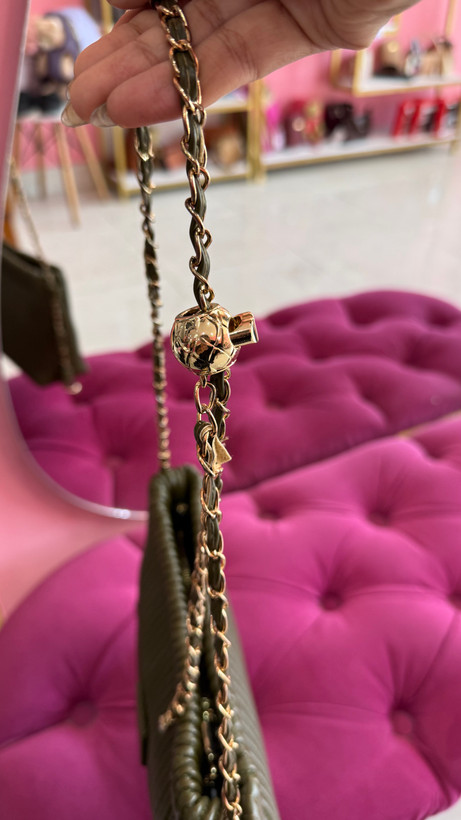 کیف دستی زنانه چرمی مشکی با طرح چیندار و بند زنجیری مدل ۲۷۲