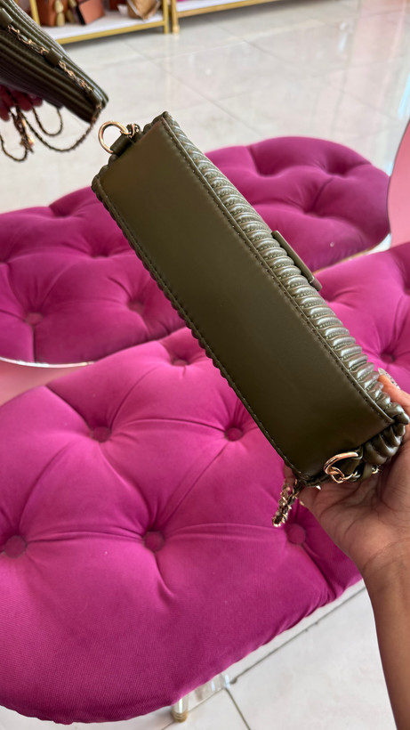 کیف دستی زنانه چرمی مشکی با طرح چیندار و بند زنجیری مدل ۲۷۲