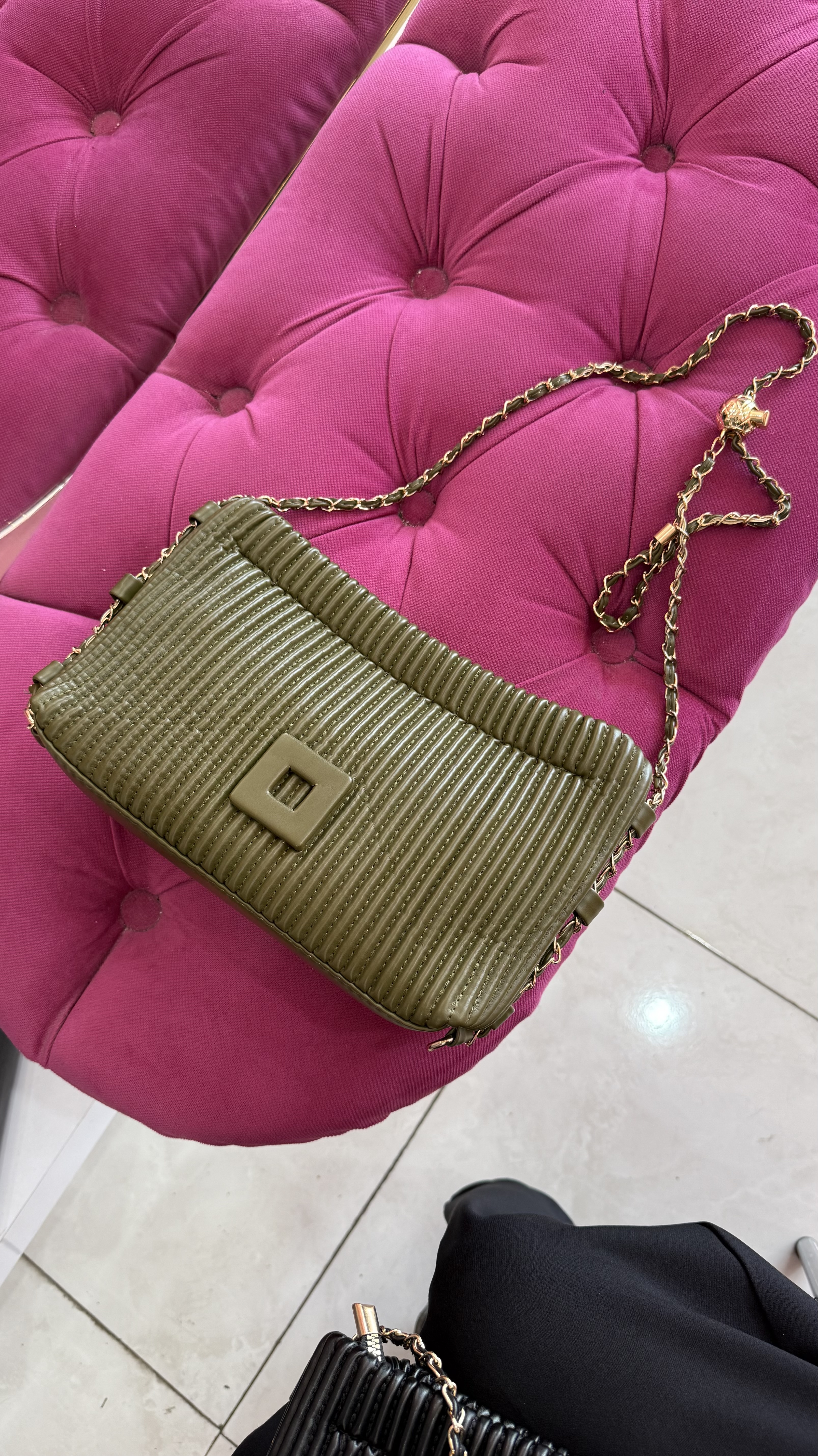 کیف دستی زنانه چرمی مشکی با طرح چیندار و بند زنجیری مدل ۲۷۲