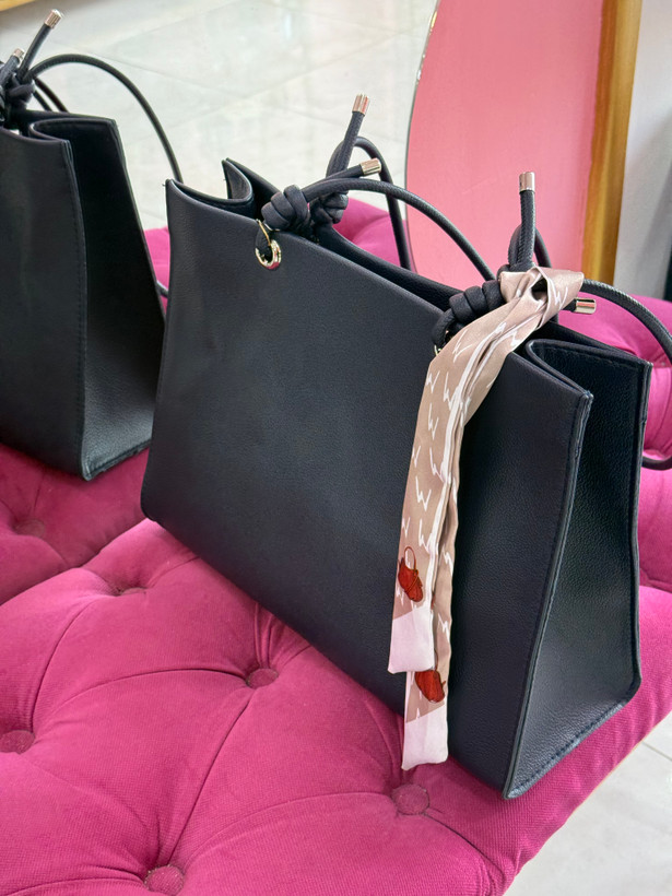 کیف دستی زنانه چرمی مشکی با بند گرهای و شال تزئینی مدل ۲۳۷