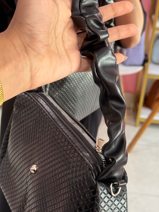 کیف دستی زنانه چرمی مشکی با طرح پوست ماری و دسته چیندار مدل ۷