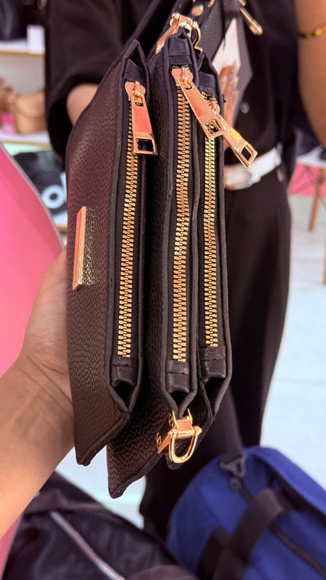 کیف زنانه چرمی مشکی کوچک با یراق طلایی – کد 213