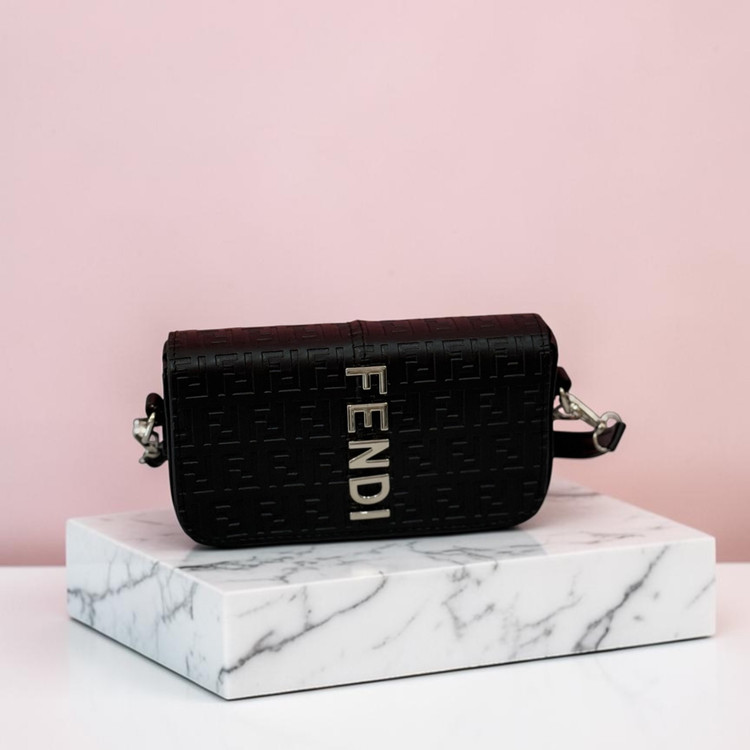 کیف زنانه چرمی مشکی FENDI با لوگوی برجسته – کد 271