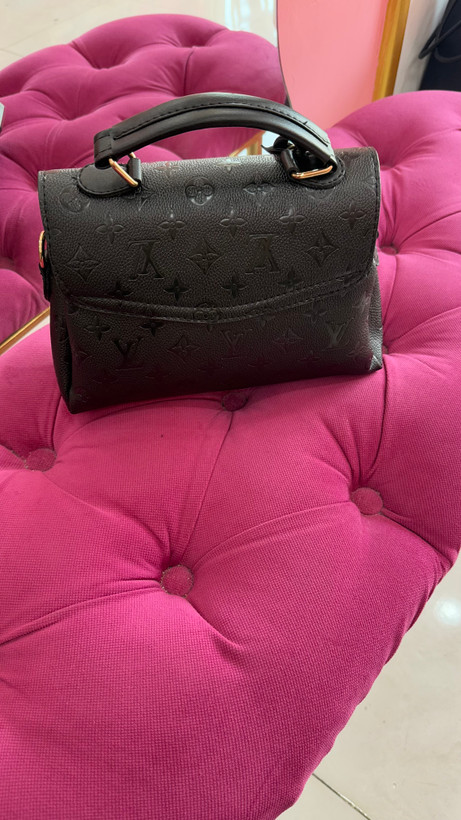 کیف زنانه چرمی مشکی مونوگرام با قفل طلایی – کد 155