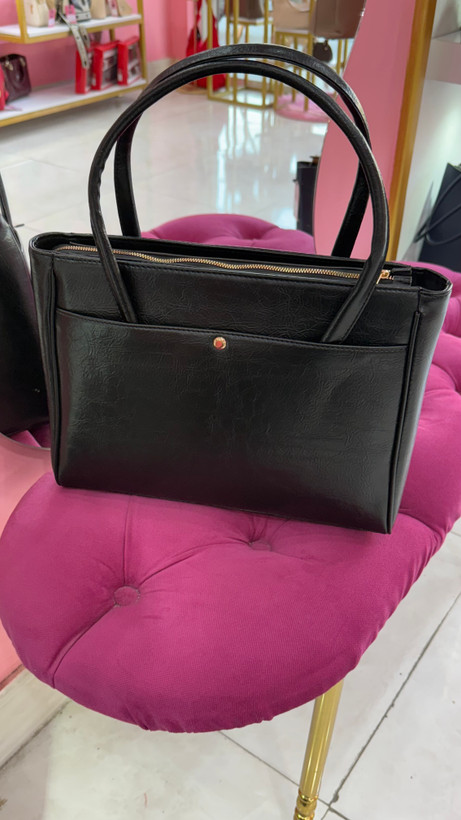 کیف زنانه چرمی مشکی دستهدار کلاسیک – کد 302
