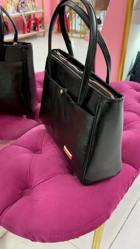 کیف زنانه چرمی مشکی دستهدار کلاسیک – کد 302