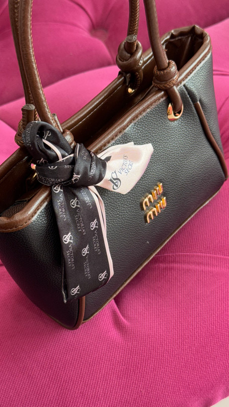 کیف زنانه مشکی برند MIU MIU با دسته قهوهای و شال تزئینی – کد 346