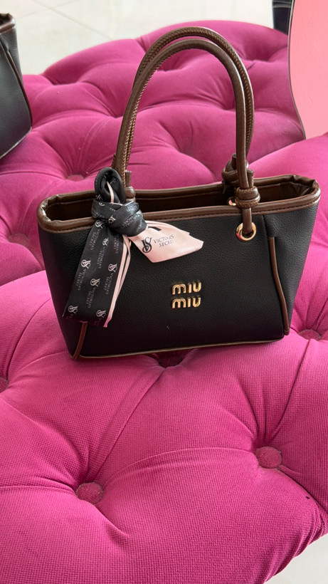 کیف زنانه مشکی برند MIU MIU با دسته قهوهای و شال تزئینی – کد 346