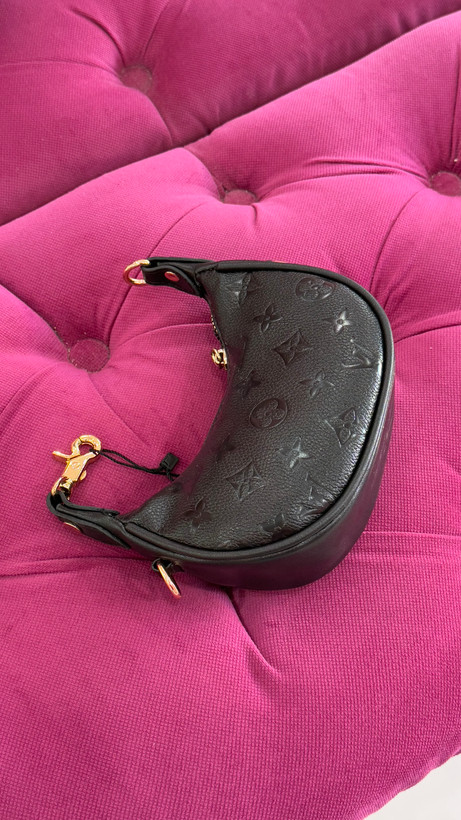 کیف زنانه چرمی مشکی طرح مونوگرام با یراق طلایی – کد 175