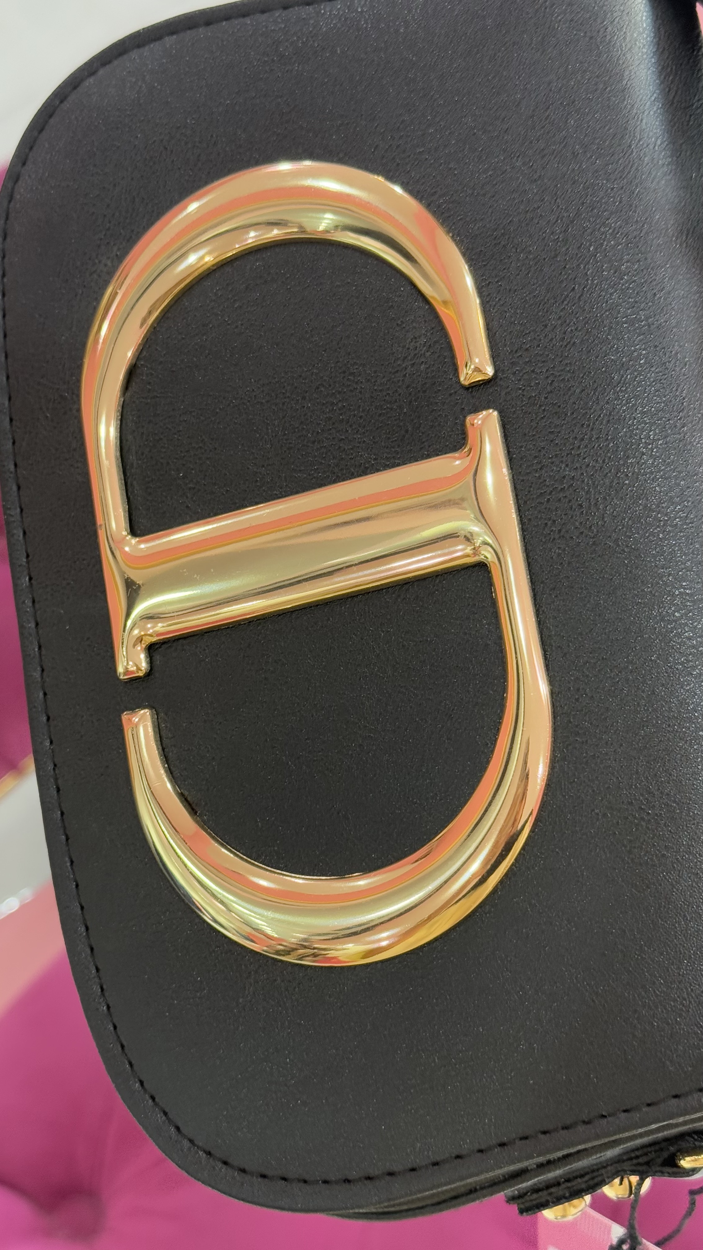 کیف چرمی مشکی زنانه با لوگوی طلایی CD – مدل لاکچری کد 351