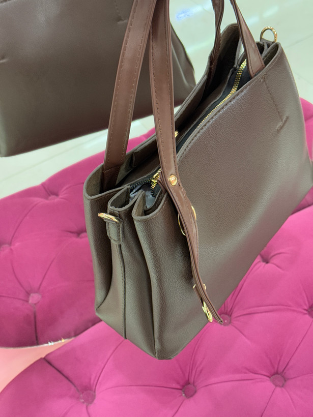 کیف زنانه چرمی مشکی طرح کروکودیلی با یراق طلایی – کد 29