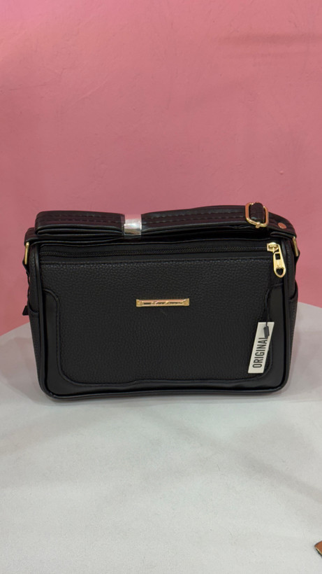 کیف دوشی زنانه چرمی مشکی برند CHARLES & KEITH مدل ۳۵۴