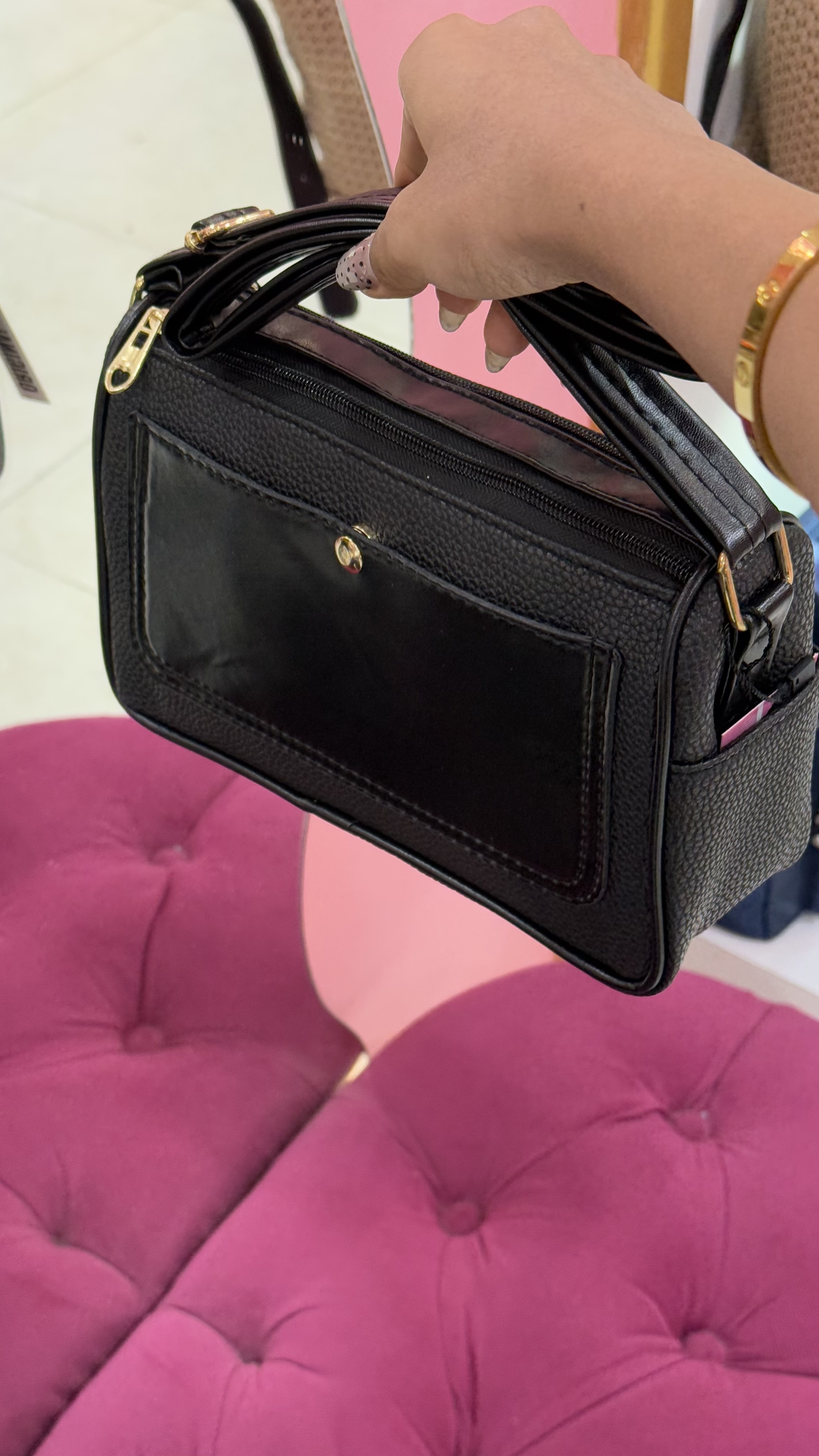 کیف دوشی زنانه چرمی مشکی برند CHARLES & KEITH مدل ۳۵۴