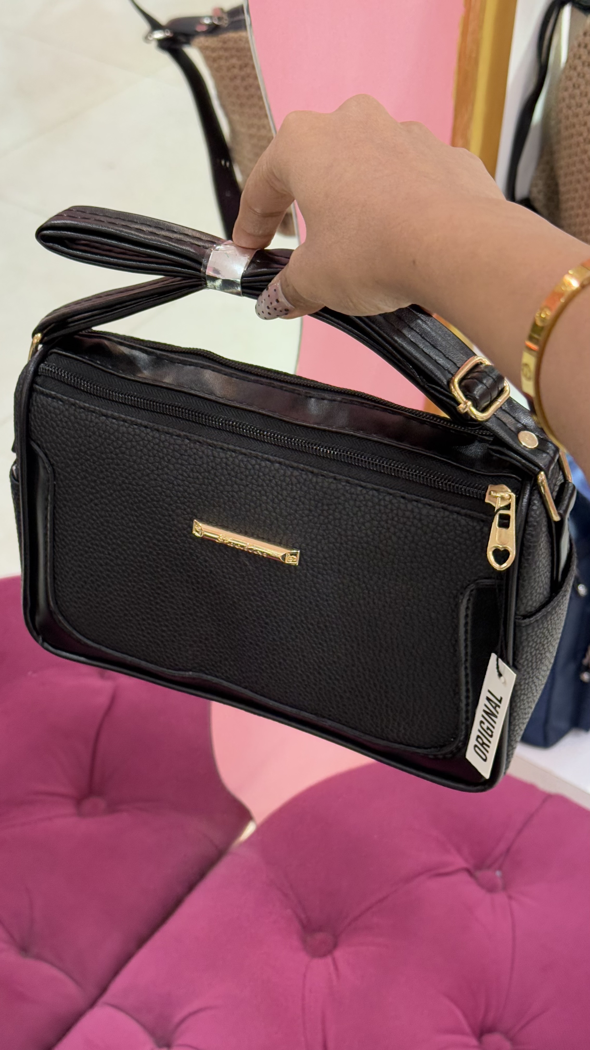 کیف دوشی زنانه چرمی مشکی برند CHARLES & KEITH مدل ۳۵۴