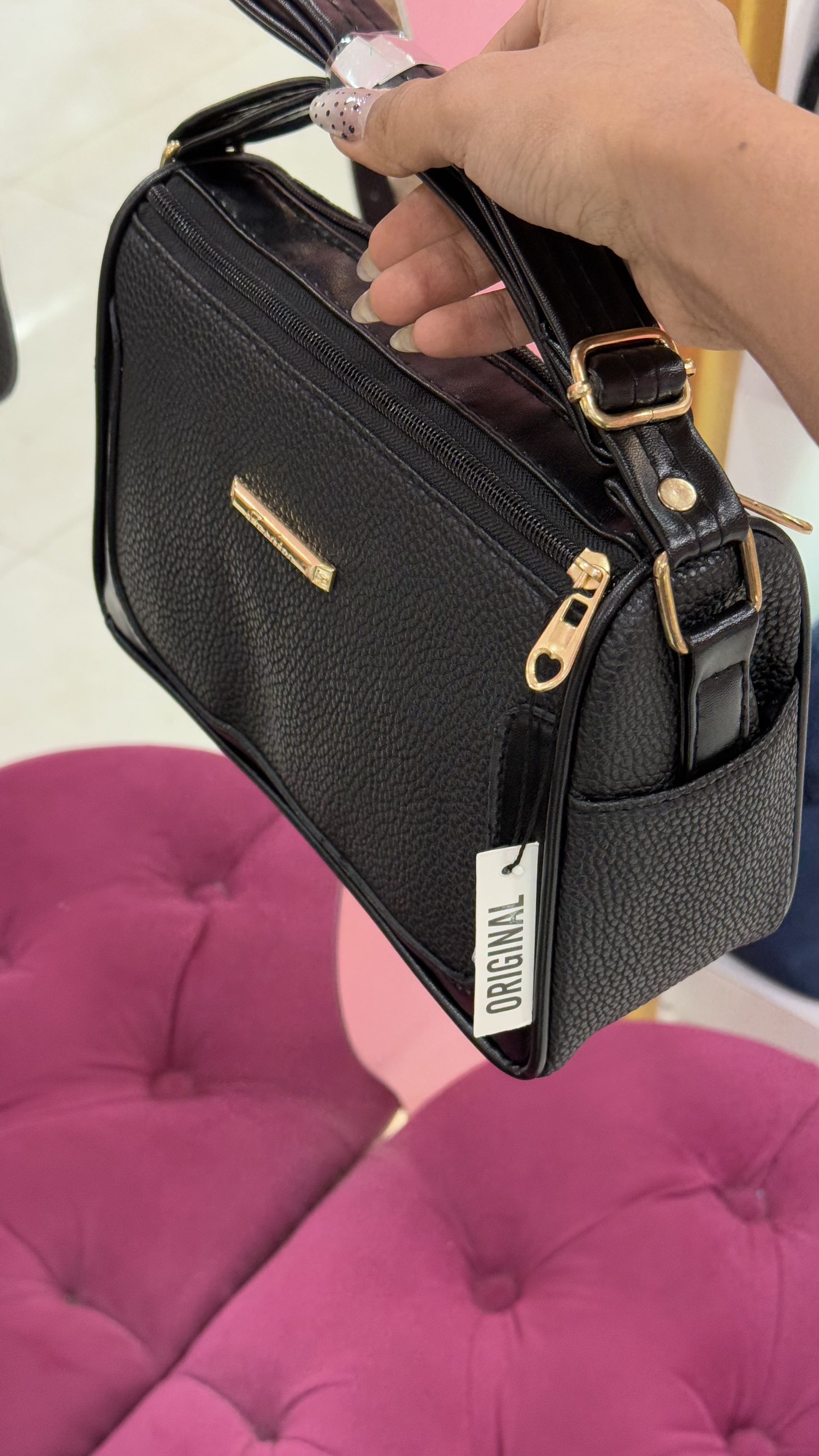 کیف دوشی زنانه چرمی مشکی برند CHARLES & KEITH مدل ۳۵۴
