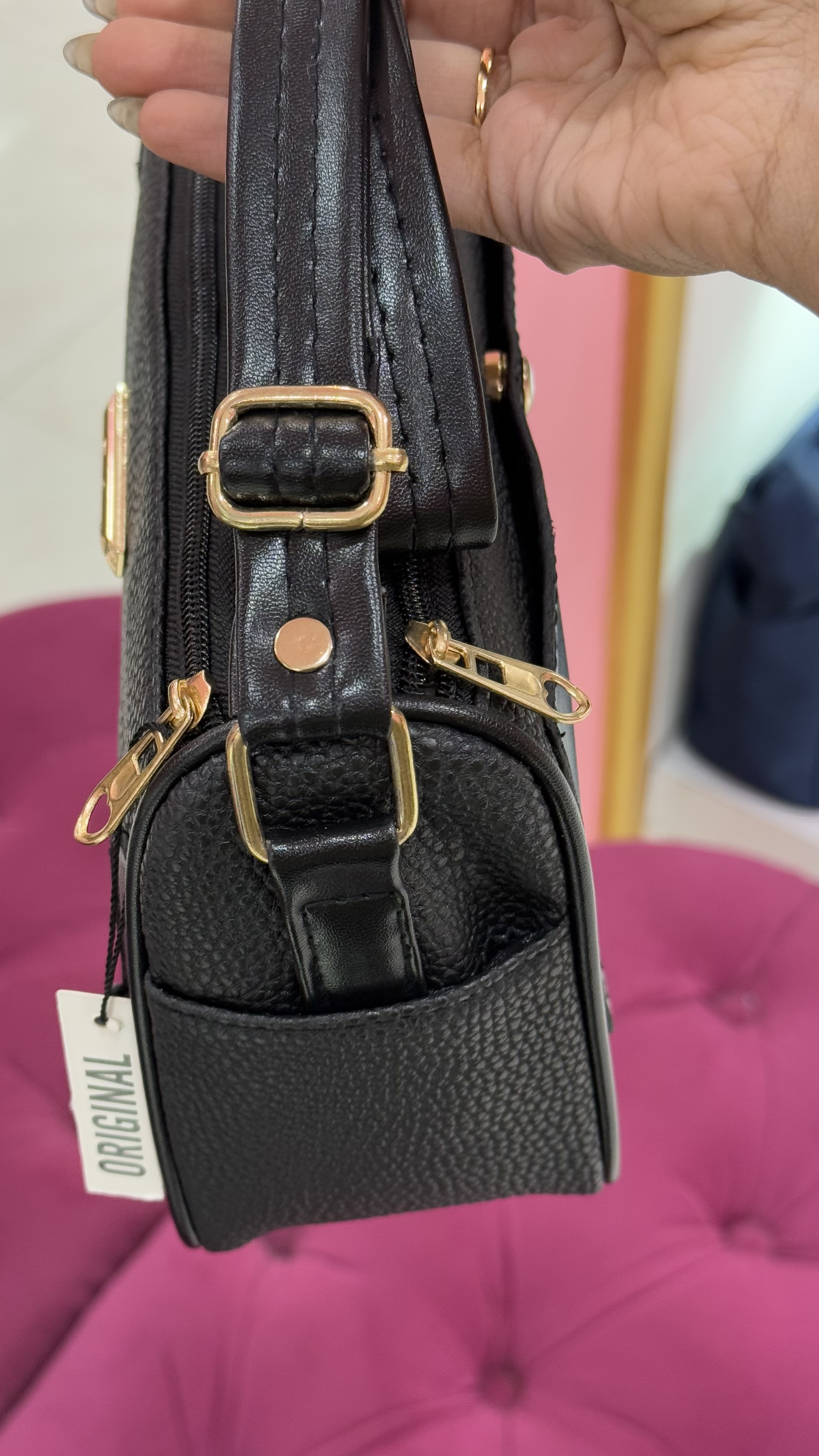 کیف دوشی زنانه چرمی مشکی برند CHARLES & KEITH مدل ۳۵۴
