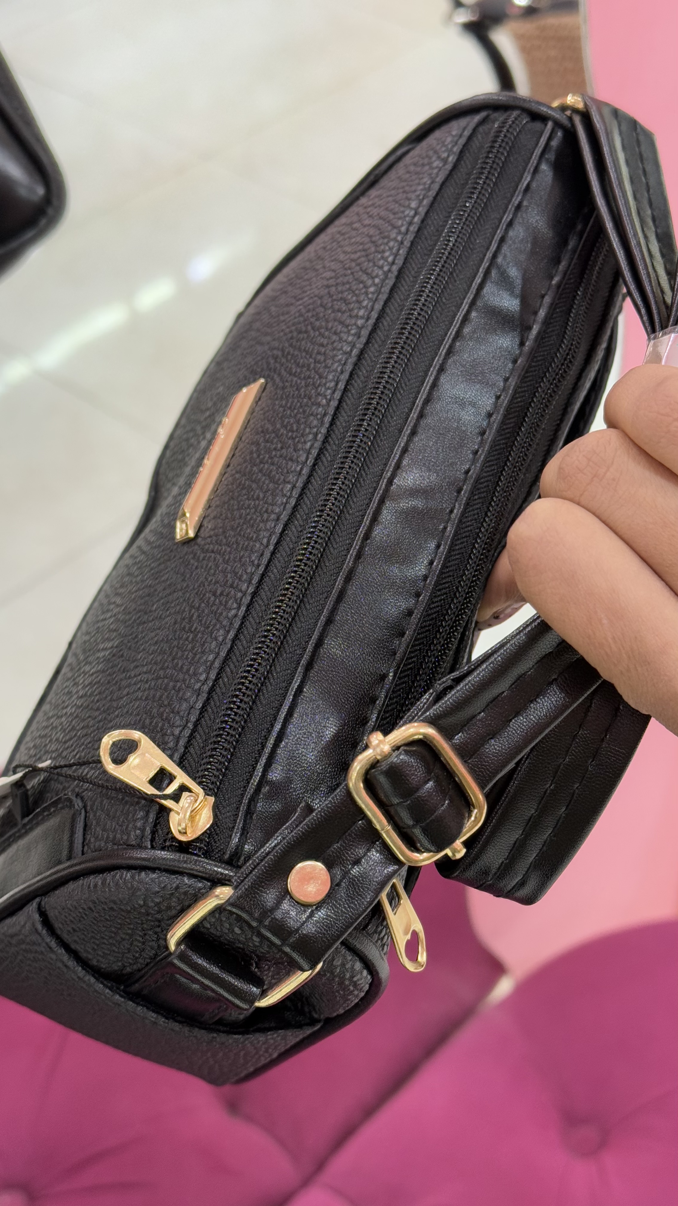 کیف دوشی زنانه چرمی مشکی برند CHARLES & KEITH مدل ۳۵۴