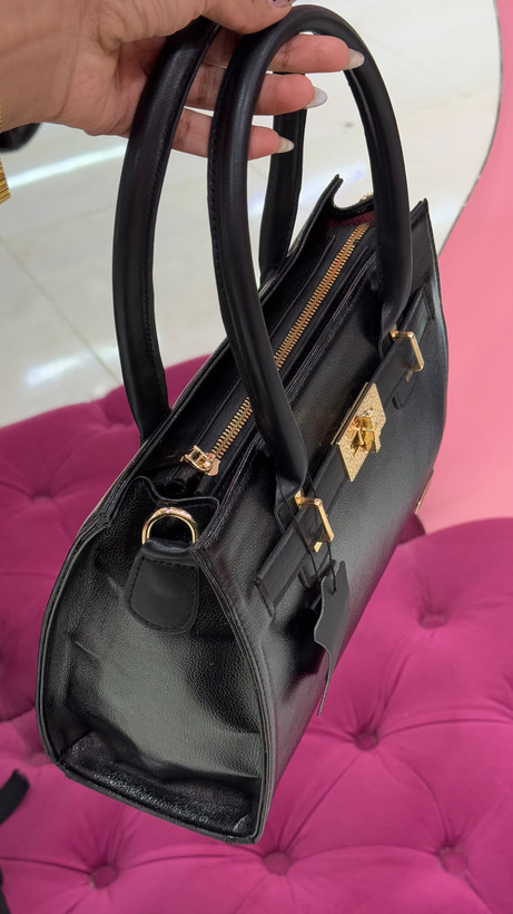 کیف دستی زنانه چرمی مشکی با قفل طلایی مدل ۱۹۶