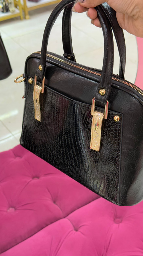 کیف دستی زنانه چرمی مشکی با یراق طلایی مدل ۲۰۶