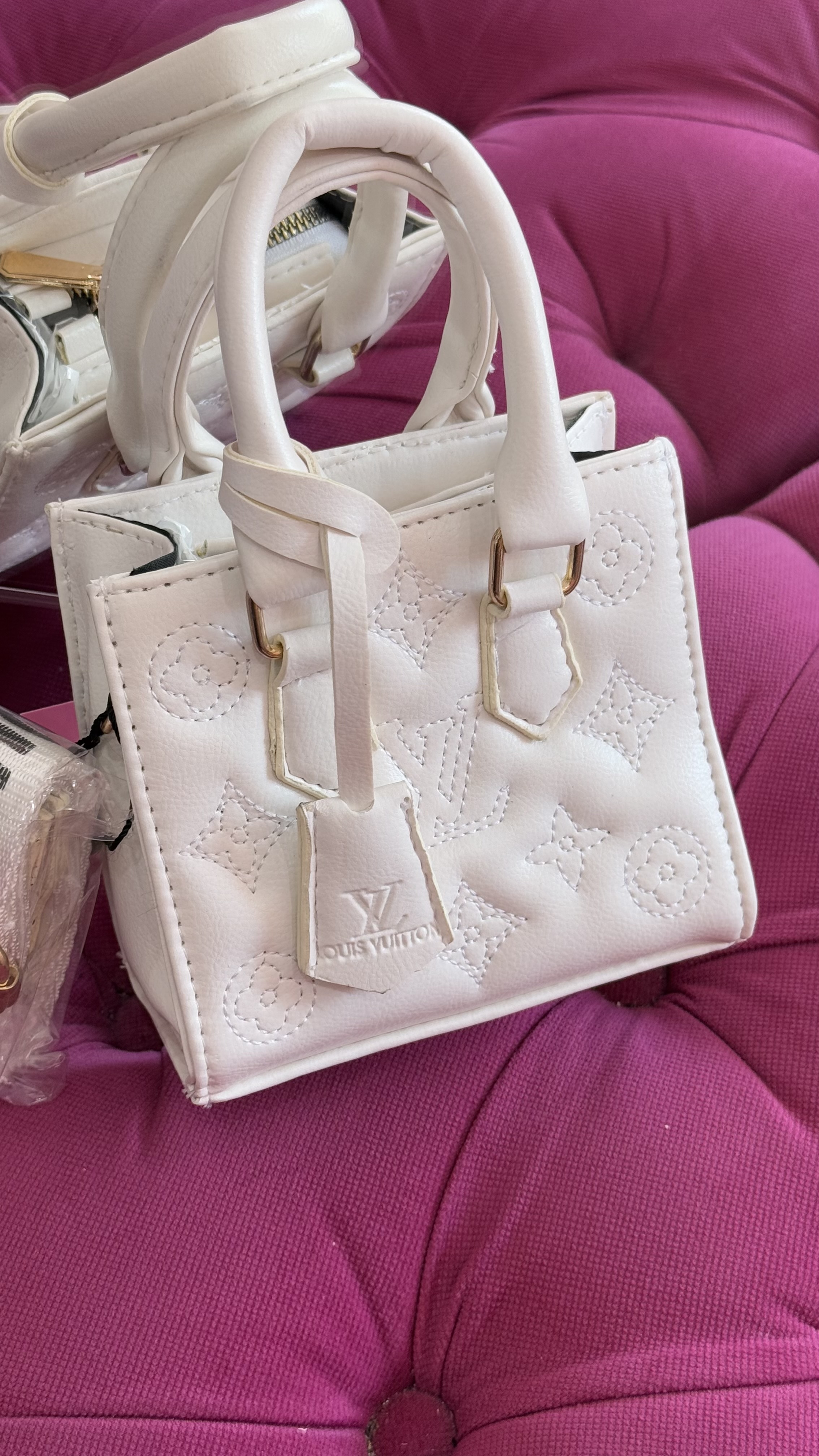 کیف دستی سفید لاکچری طرح LV با یراق طلایی – کد 414