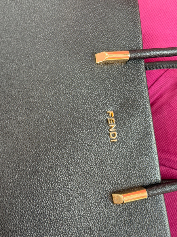 کیف دستی مشکی لاکچری FENDI با دستههای طلایی – کد 424