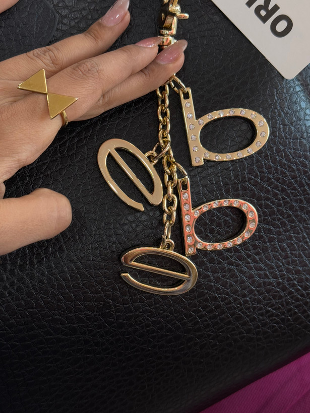 کیف دستی مشکی بافتدار شیک با آویز طلایی – کد 446