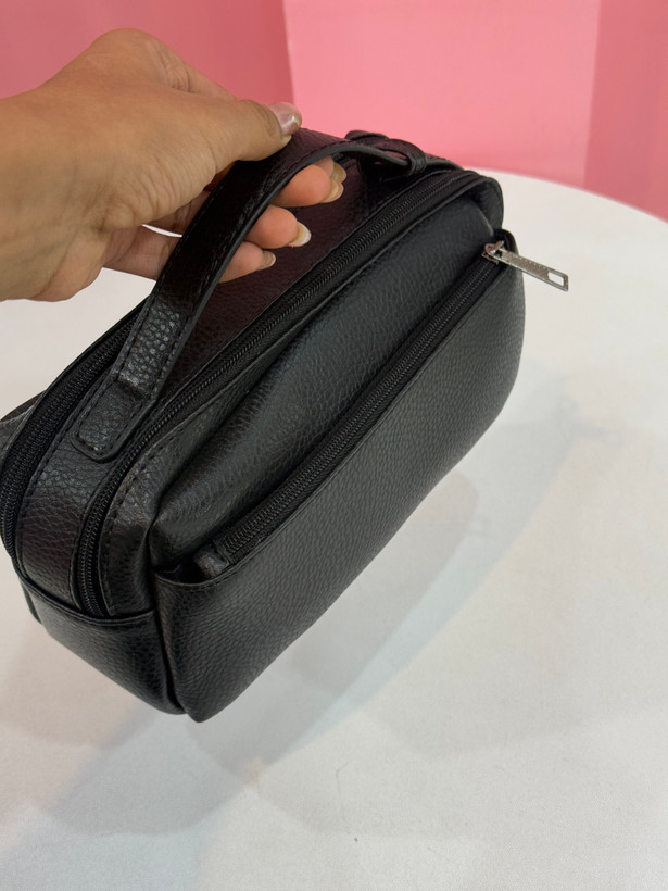 کیف دستی مردانه چرمی مشکی برند Armani Exchange_کد ۱
