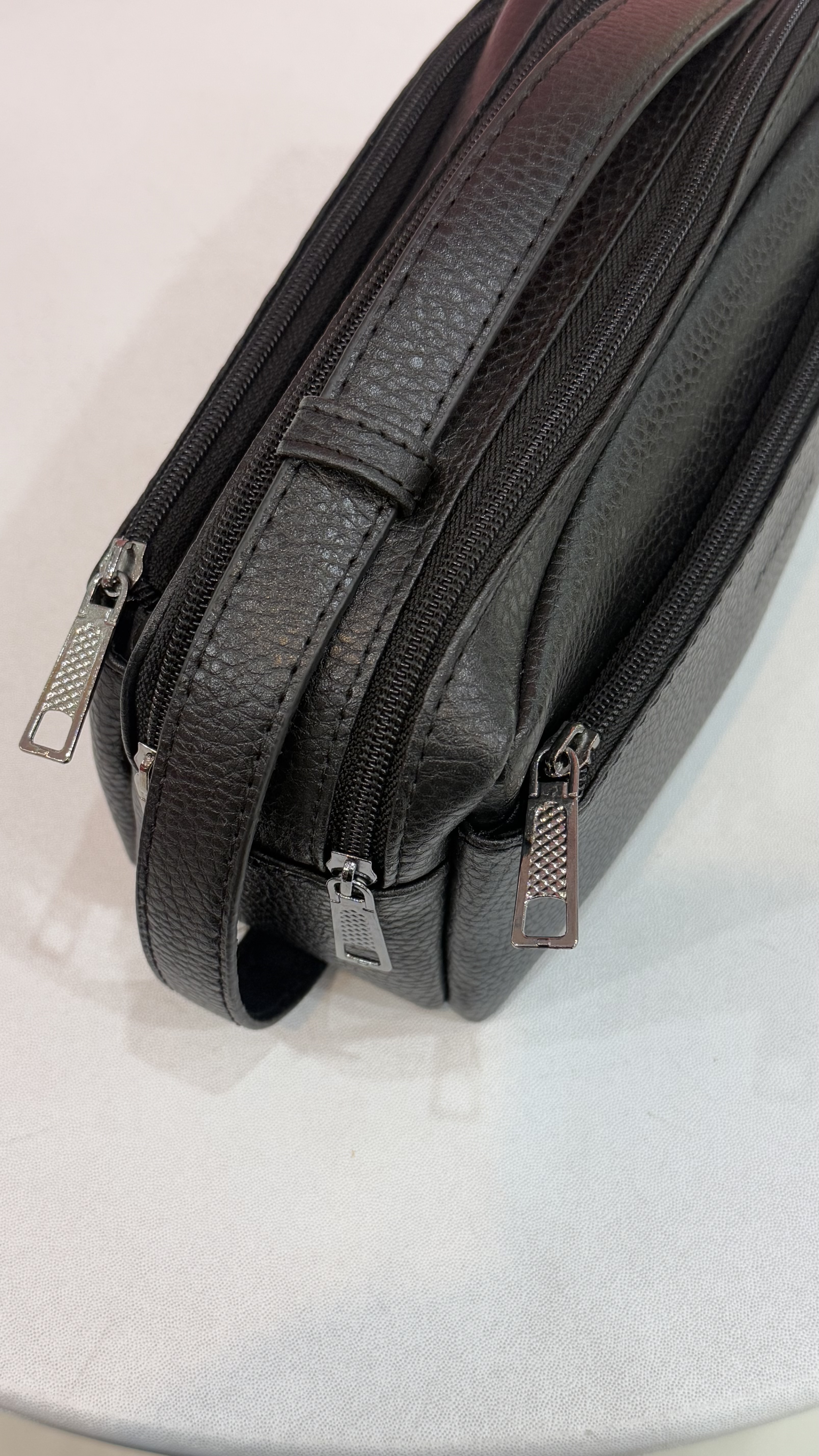 کیف دستی مردانه چرمی مشکی برند Armani Exchange_کد ۱