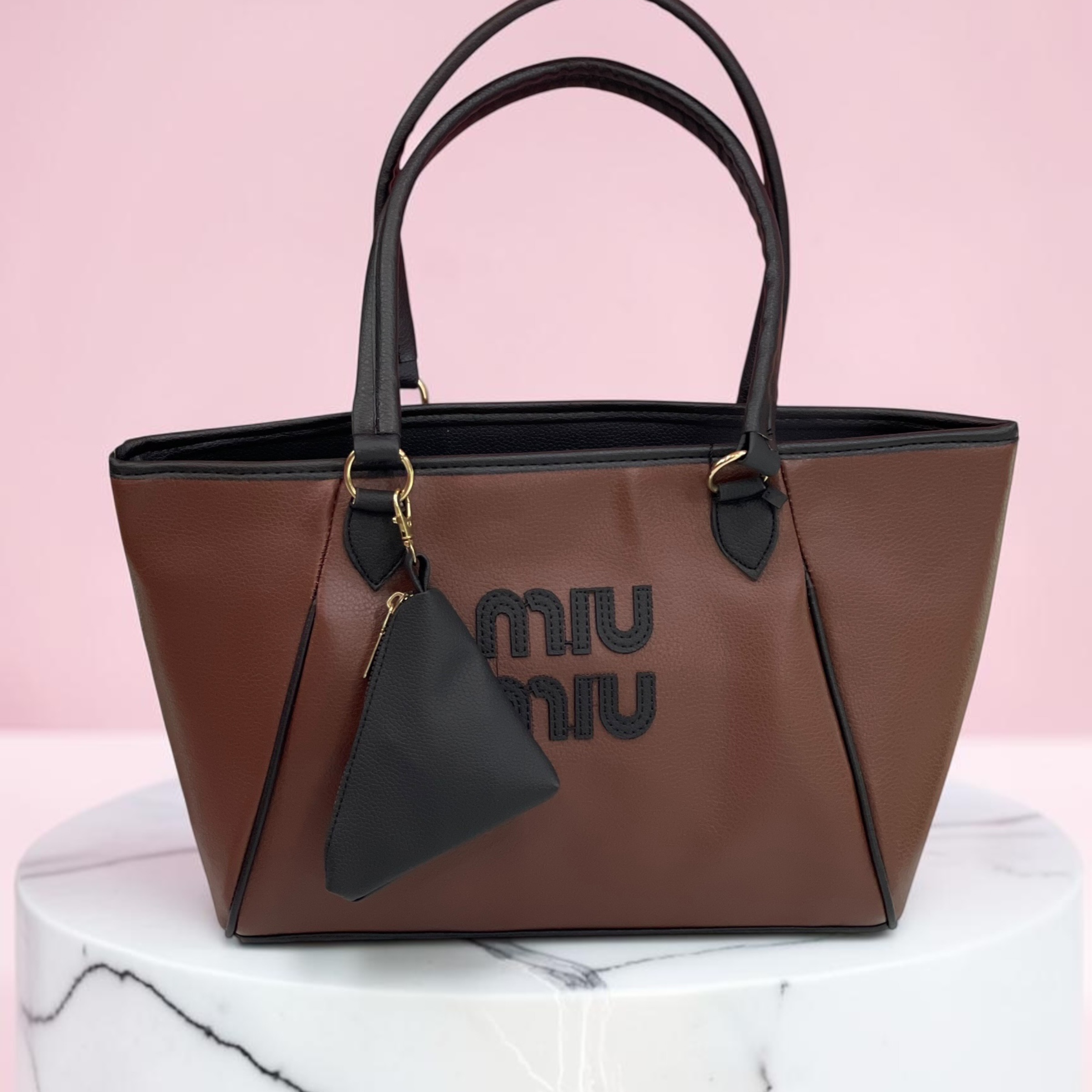 کیف دستی زنانه چرمی قهوه‌ای با طرح برند Miu Miu مدل ۳۶۱
