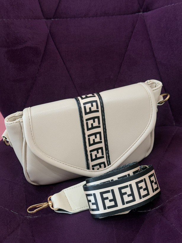کیف دوشی زنانه چرمی کرم با بند طرح برند Fendi _ کد ۳۶۷