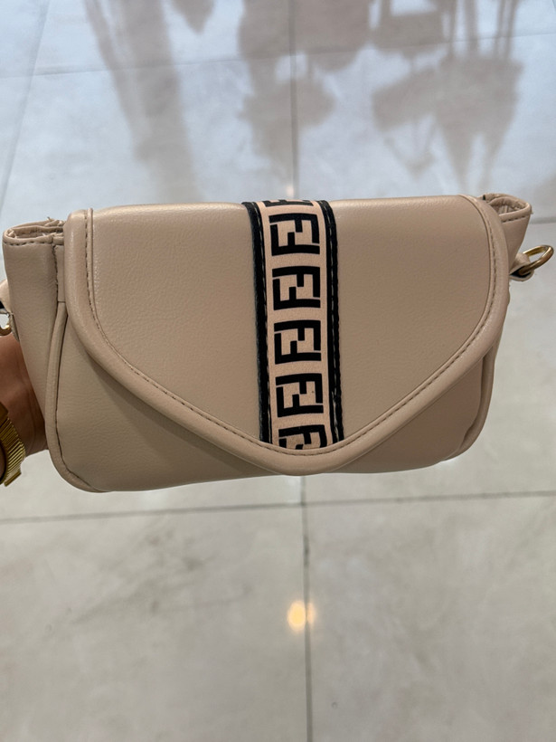 کیف دوشی زنانه چرمی کرم با بند طرح برند Fendi _ کد ۳۶۷
