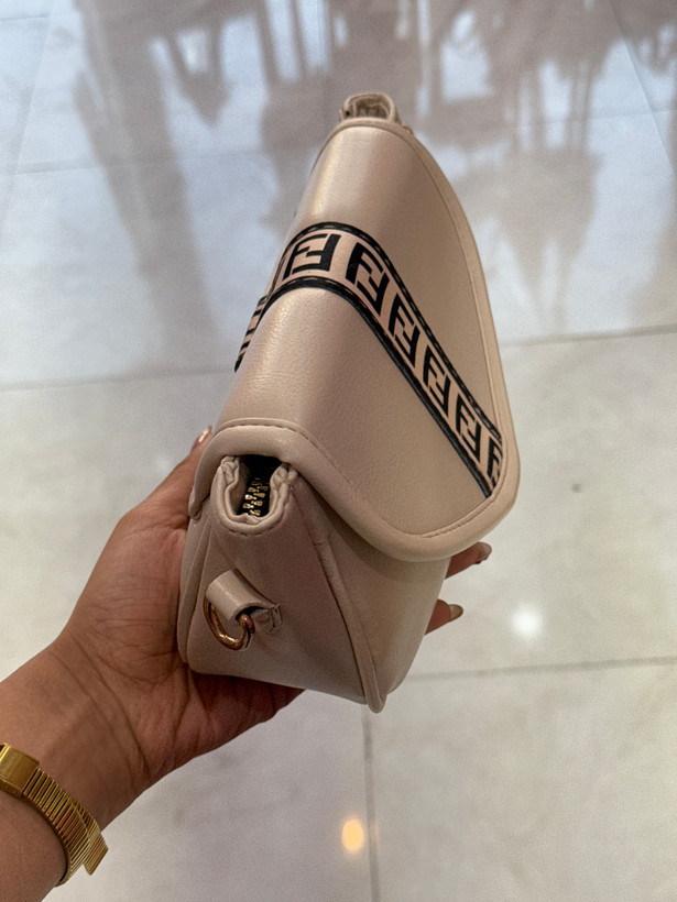 کیف دوشی زنانه چرمی کرم با بند طرح برند Fendi _ کد ۳۶۷