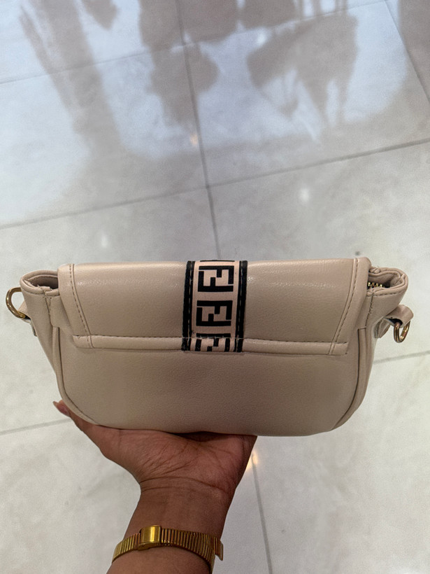 کیف دوشی زنانه چرمی کرم با بند طرح برند Fendi _ کد ۳۶۷