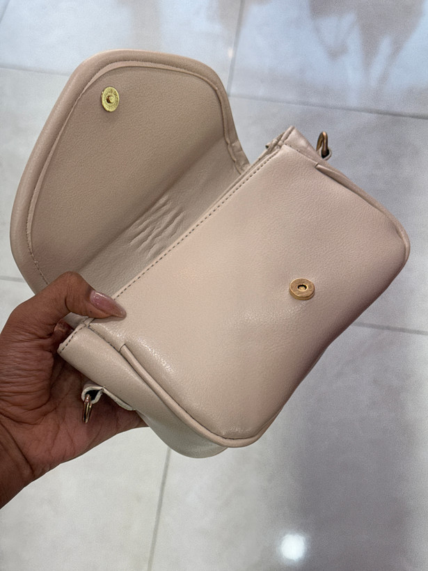 کیف دوشی زنانه چرمی کرم با بند طرح برند Fendi _ کد ۳۶۷
