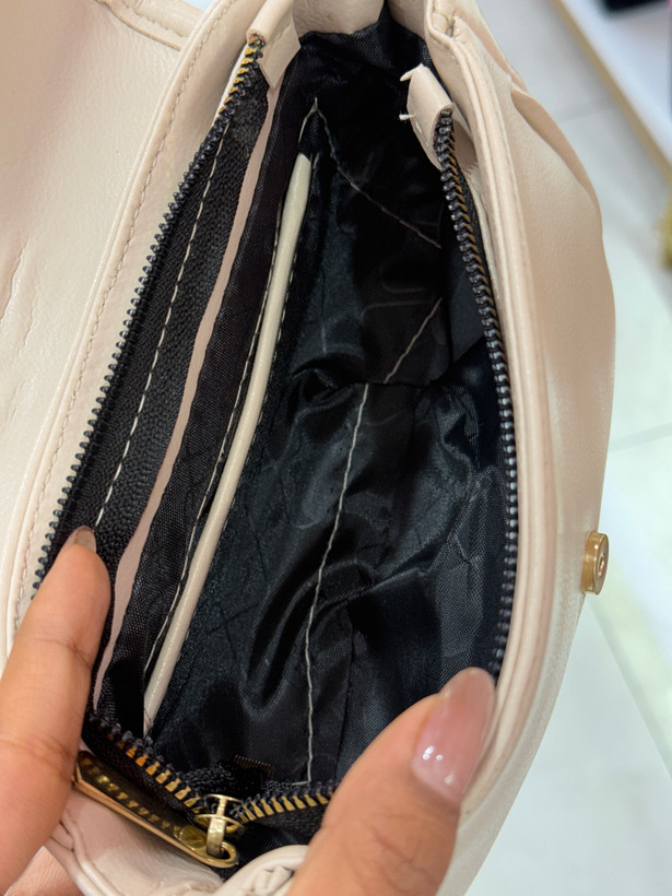کیف دوشی زنانه چرمی کرم با بند طرح برند Fendi _ کد ۳۶۷