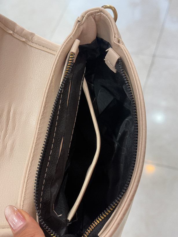 کیف دوشی زنانه چرمی کرم با بند طرح برند Fendi _ کد ۳۶۷